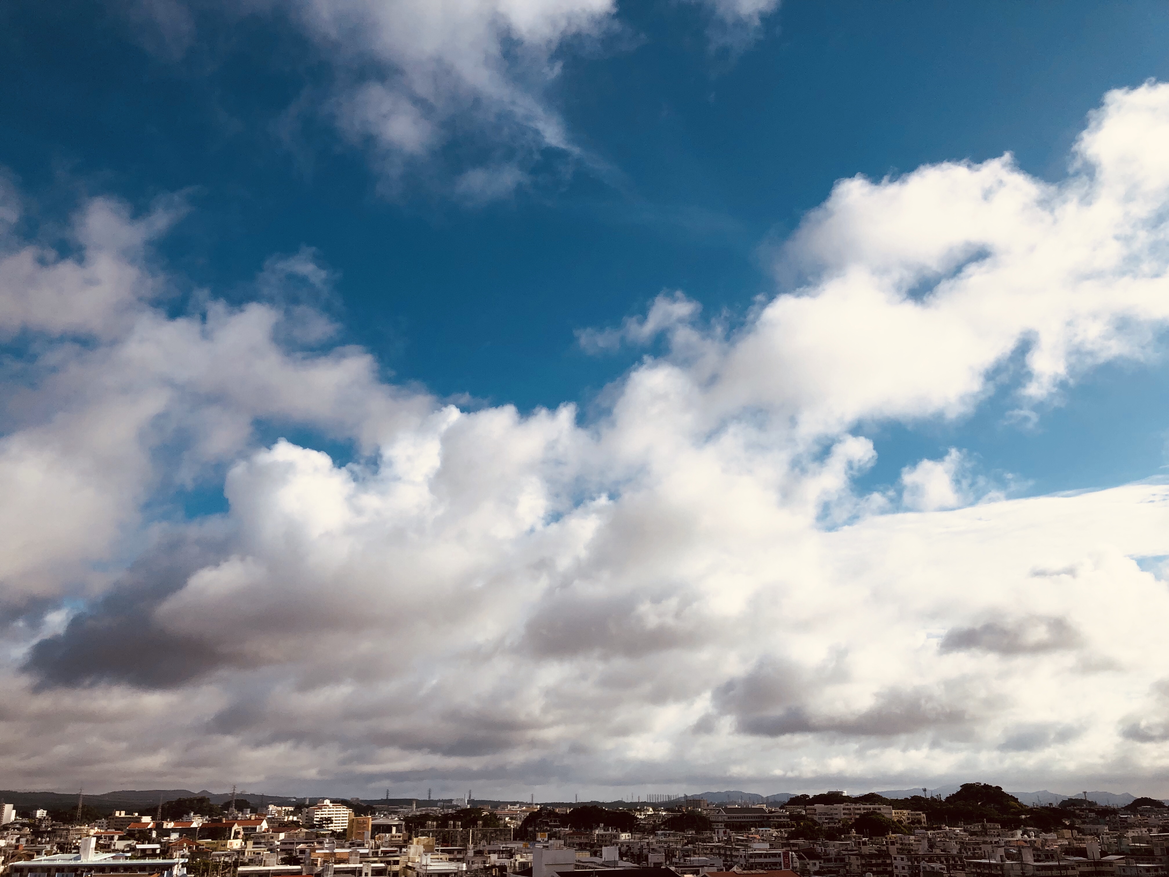 おきなわの空と雲をながめるセッションルーム&サロンのご案内