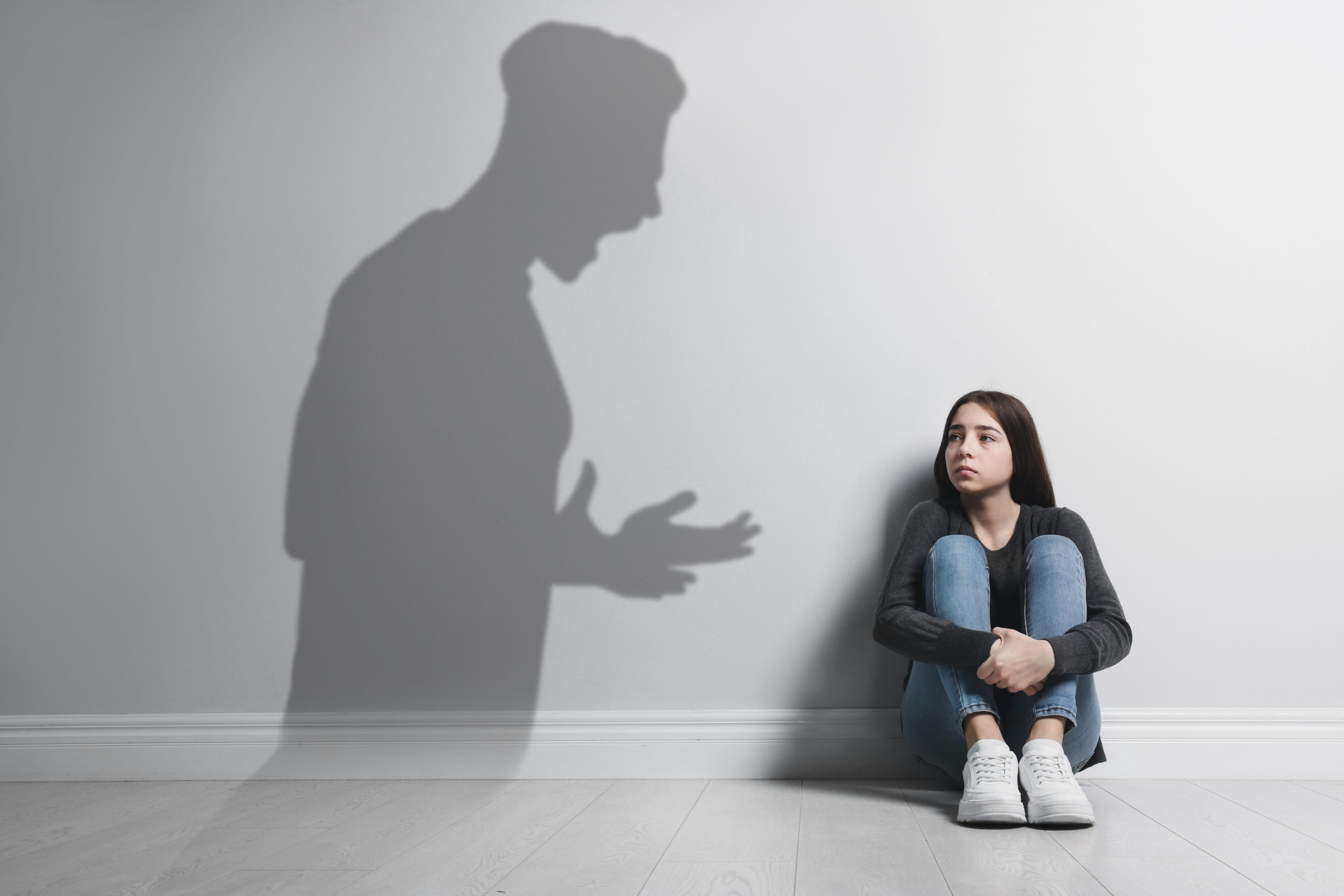 親に怒鳴られて育った人が抱えがちな 5つの心の問題